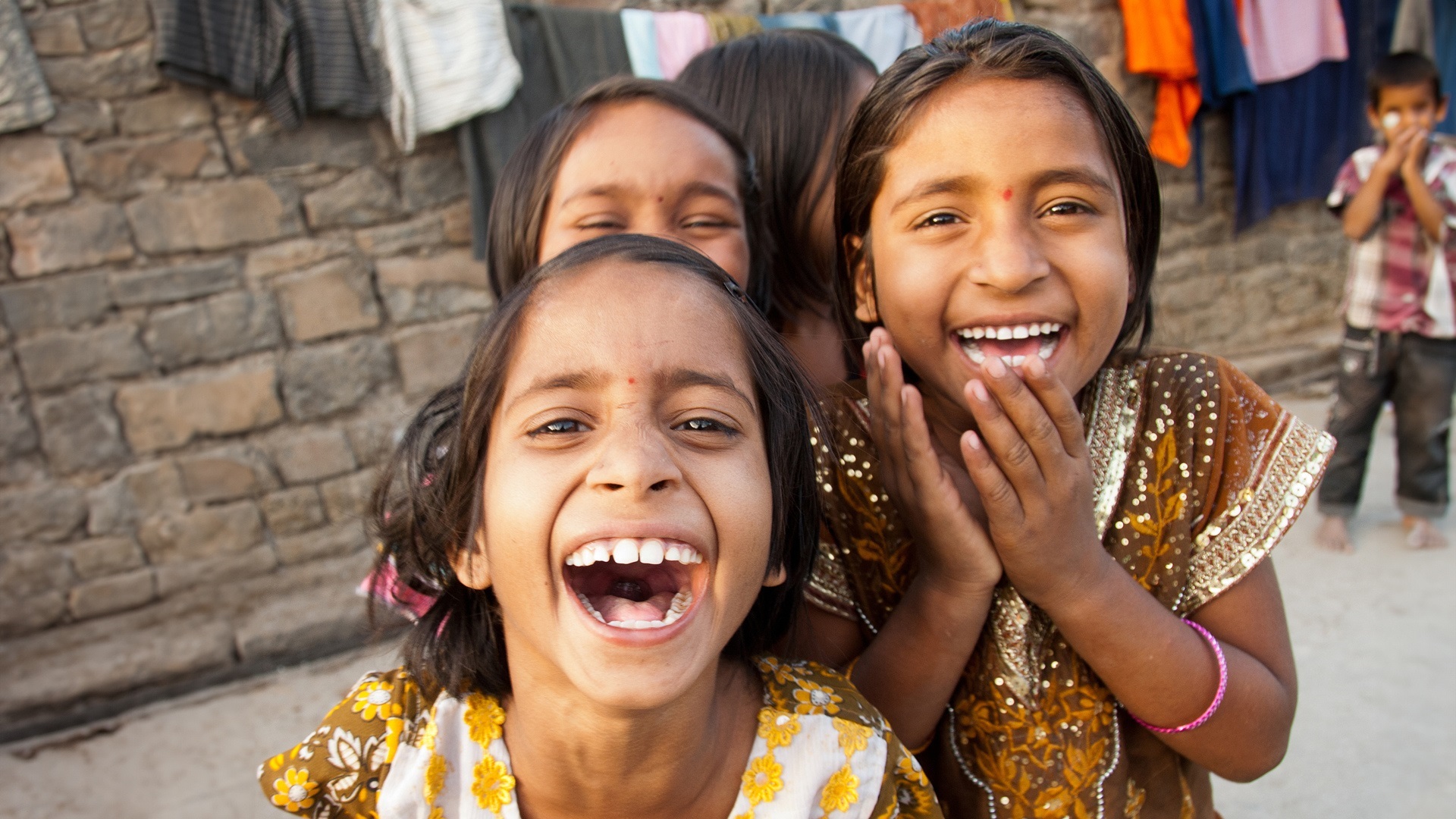 bambine indiane che ridono in primo piano
